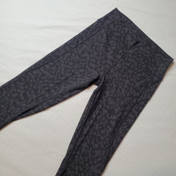 Lululemon Size 8 In Movement Tight 25" Everlux Formation Camo Deep Coal Multi - Picture 1 of 7